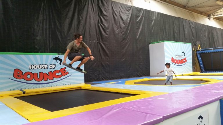 S-a deschis House of Bounce, primul parc de trambuline indoor din Romania