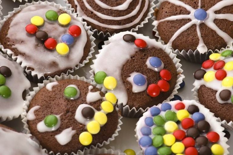 Briose cu cacao si topping colorat