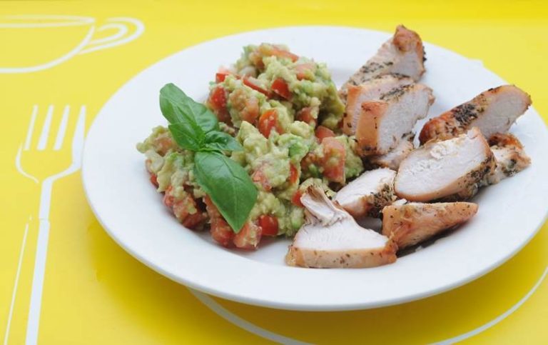 Piept de curcan cu piure de avocado