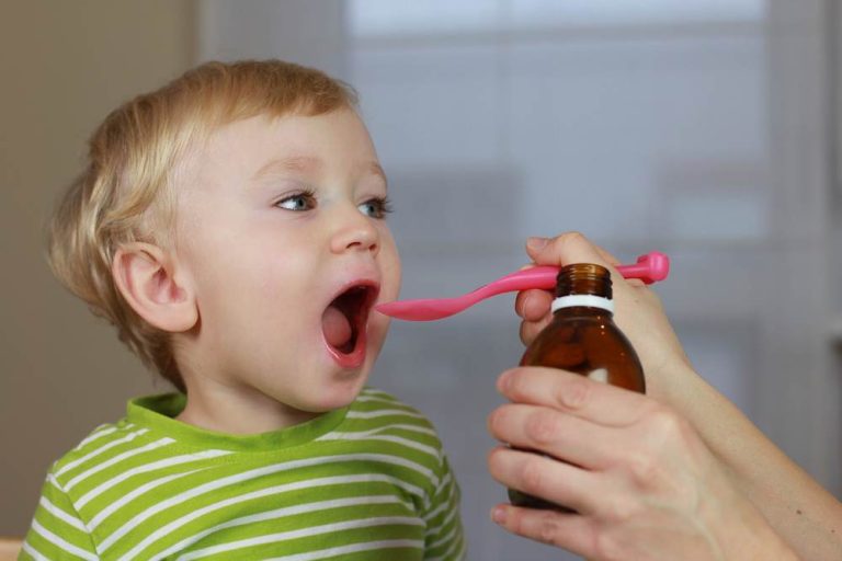 5 greseli pe care le faci cand ii dai medicamente