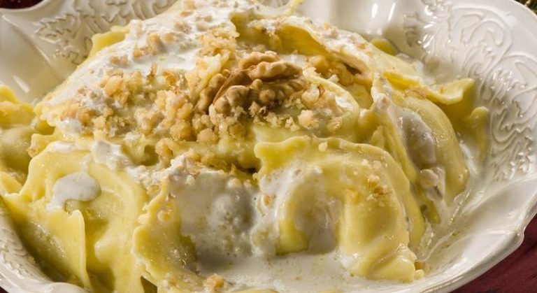 Ravioli cu sos de smantana si nuci