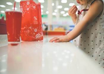 Legatura dintre suc si aparitia menstruatiei la varste mici