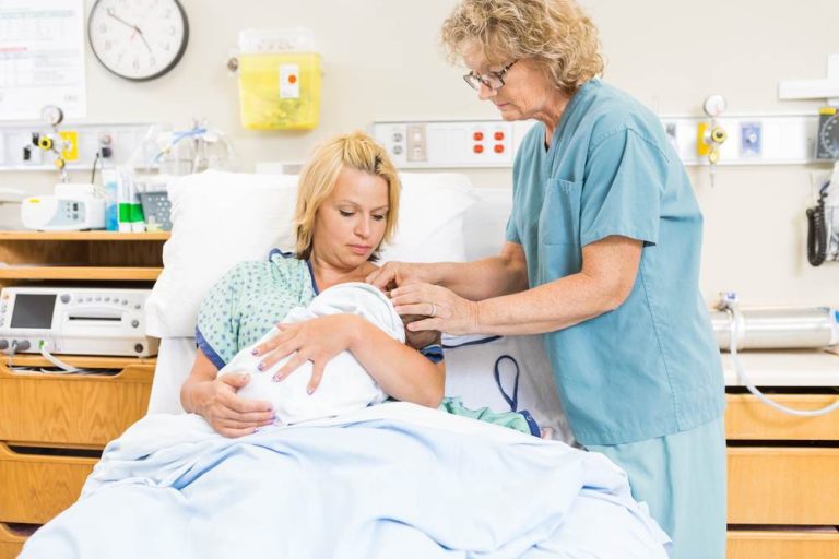 Pozitii de alaptare – ce ar vrea specialistii sa stii