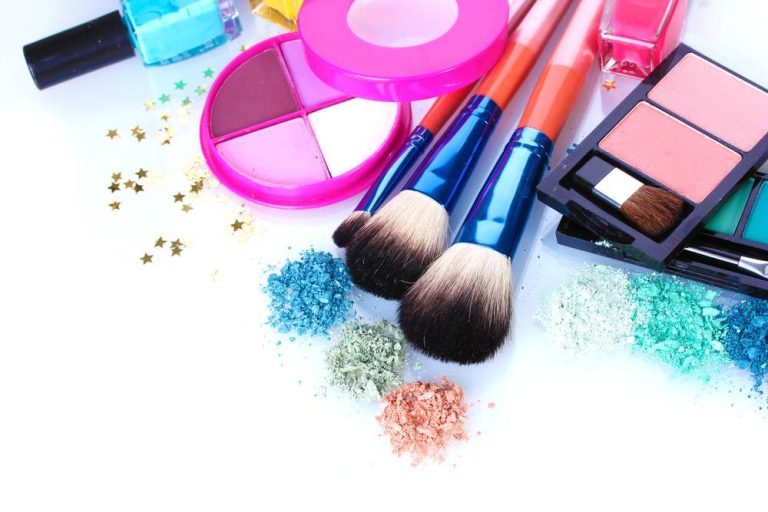 Crema, primer, fond de ten, pudra, farduri – nimeni nu spune ca machiajul este usor…