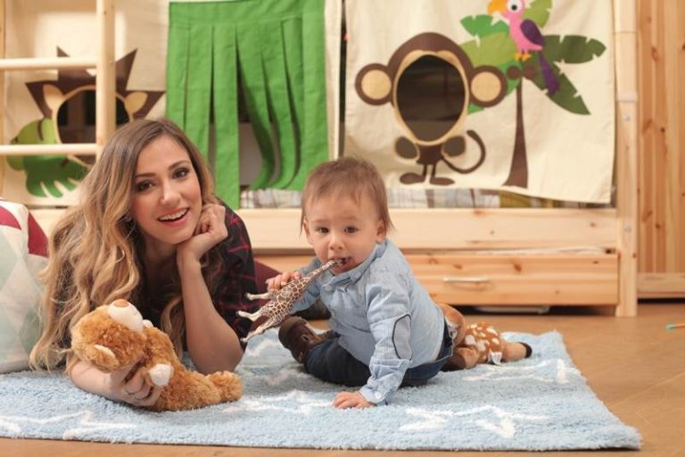 Dana Rogoz si micutul Vlad: o mama si un bebelus in perfecta armonie