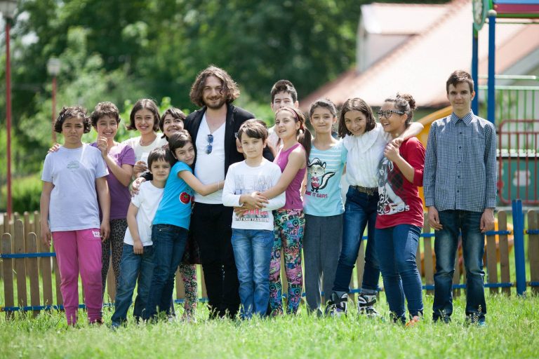 Chef Florin Dumitrescu scrie reteta fericirii pentru copiii din organizatia Sos Satele Copiilor Romania