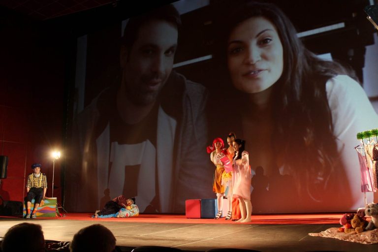 Actorii din „Cantec pentru Tisha” au fost aplaudati la scena deschisa!