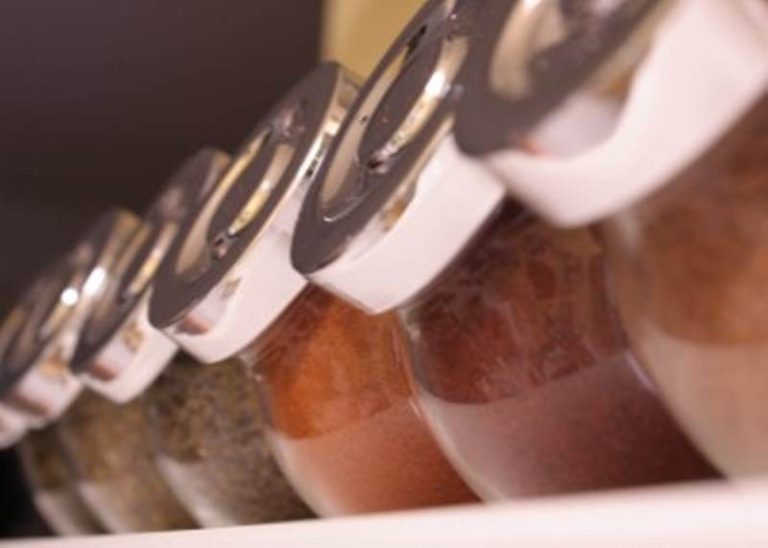 Ierburi aromate si condimente: 12 utilizari surprinzatoare si eficiente in casa