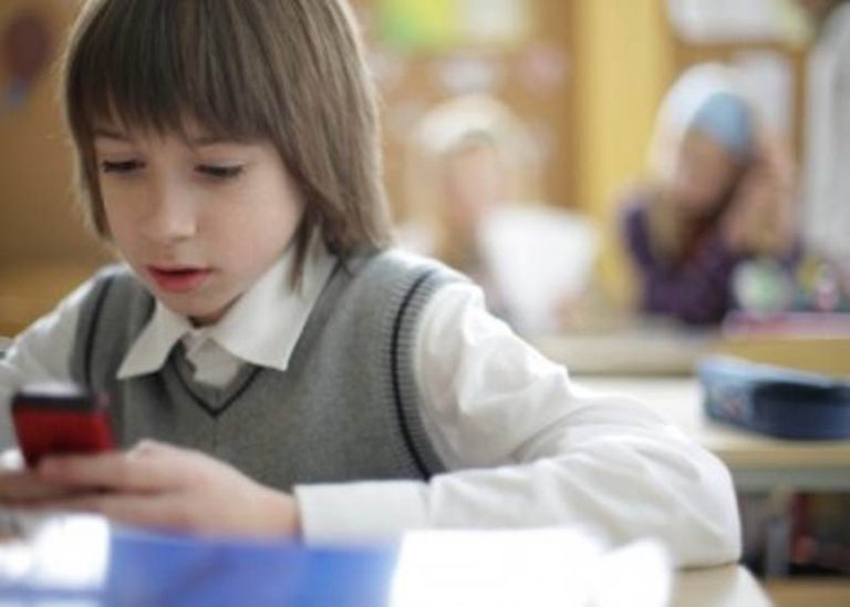 Telefon mobil: Sfaturi utile de care poti tine cont inainte sa cumperi copilului tau un telefon mobil