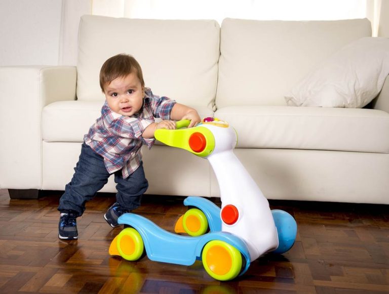 Cum te joci cu un bebe mai mic de 1 an?