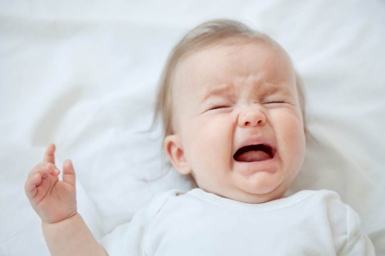 Sa-l lasi pe bebe sa planga? Da sau nu?
