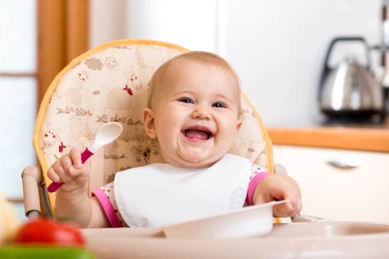 Semne ca bebe e pregatit pentru a manca singur