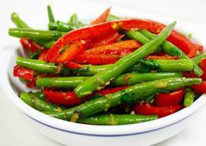 Salata de fasole verde cu ardei capia