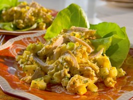 Salata curry de pui cu mango