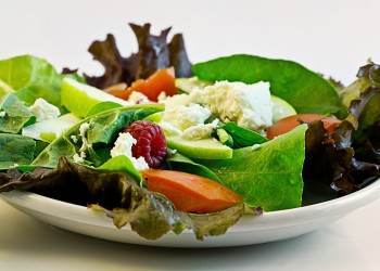 Top ingrediente simple care iti vor face salata delicioasa si sanatoasa