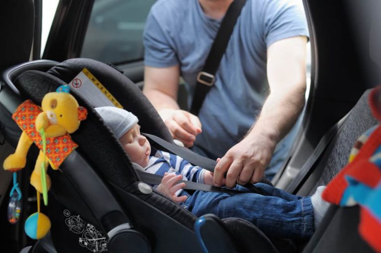 Cu bebe la drum lung: bagaje si planuri