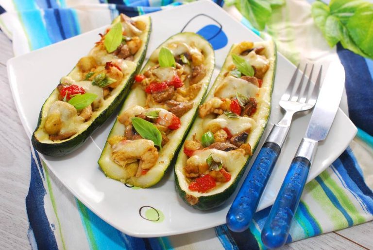 Dovlecei umpluti cu pui, ardei, ciuperci si mozzarella