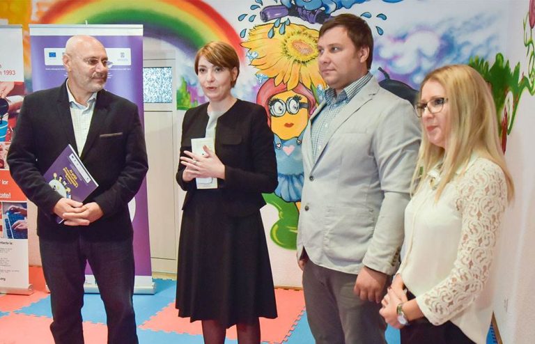 Noi solutii pentru „meseria” de parinte. Fundatia Estuar a lansat Centrul educational pentru copii isteti