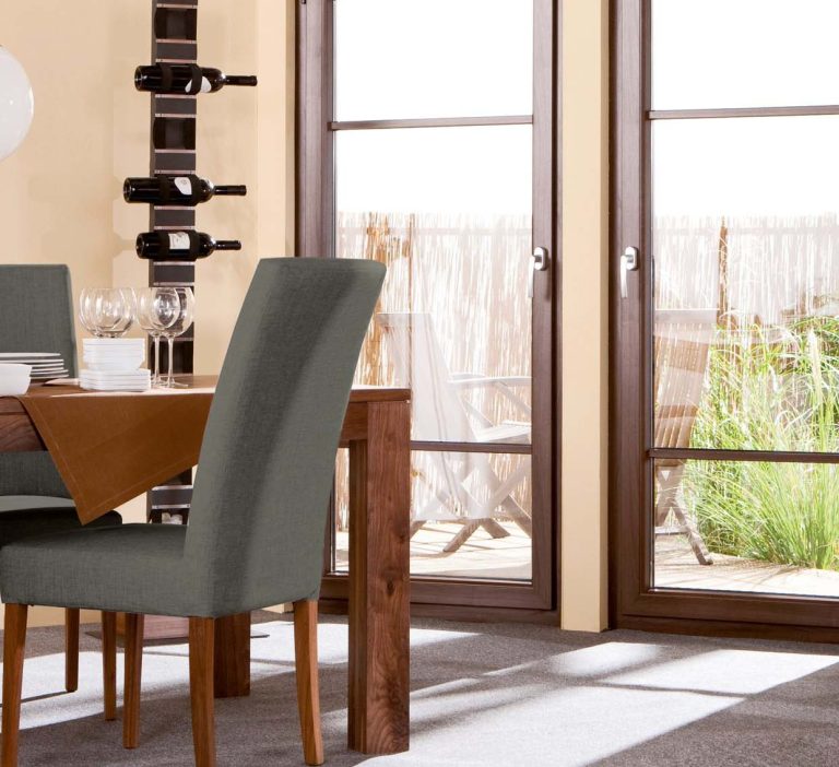 Tamplaria din PVC se incadreaza perfect intr-o casa cu design rustic