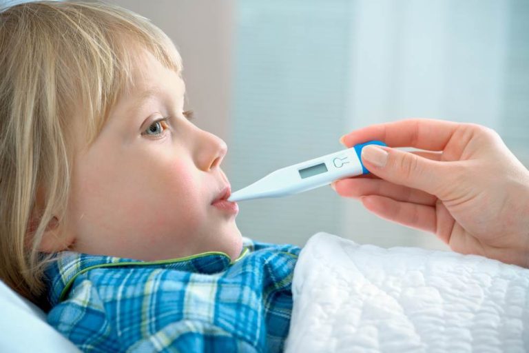 Studiu: ce greseli fac parintii in tratamentul durerii si febrei la copii