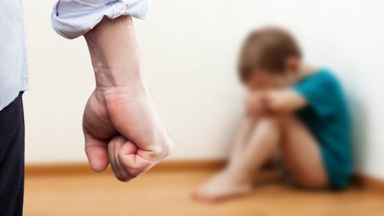 Alarma: Bataia e inca rupta din rai pentru multi copii romani. Peste jumatate din cazurile de agresiune impotriva minorilor nu sunt anchetate penal