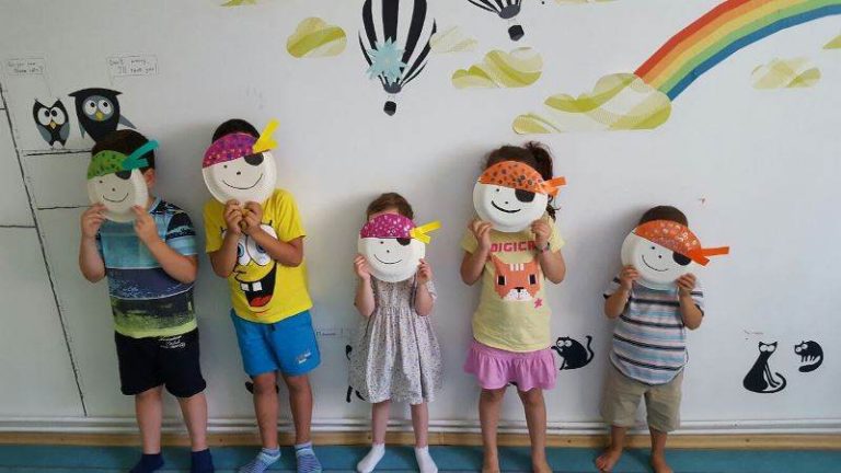 Invatam Engleza prin muzica, pictura si dans. Hai si tu la o lectie gratuita!