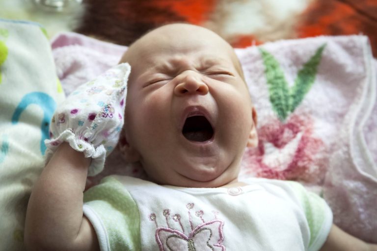 De ce plânge bebe?