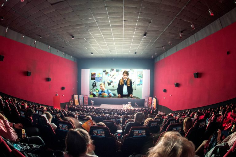 Micile Vedete pe urmele detectivilor misteriosi din film