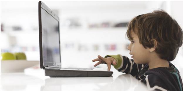 3 modalitati prin care iti poti convinge copilul sa paraseasca ecranul calculatorului