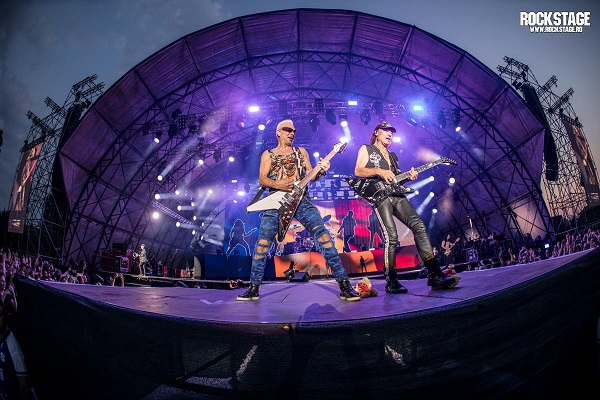 Mii de fani prezenti la inca un concert Scorpions de neuitat, la Bucuresti  Cand coloana sonora a vietii tale este rock’n’roll-ul, nu ai cum sa imbatranesti   