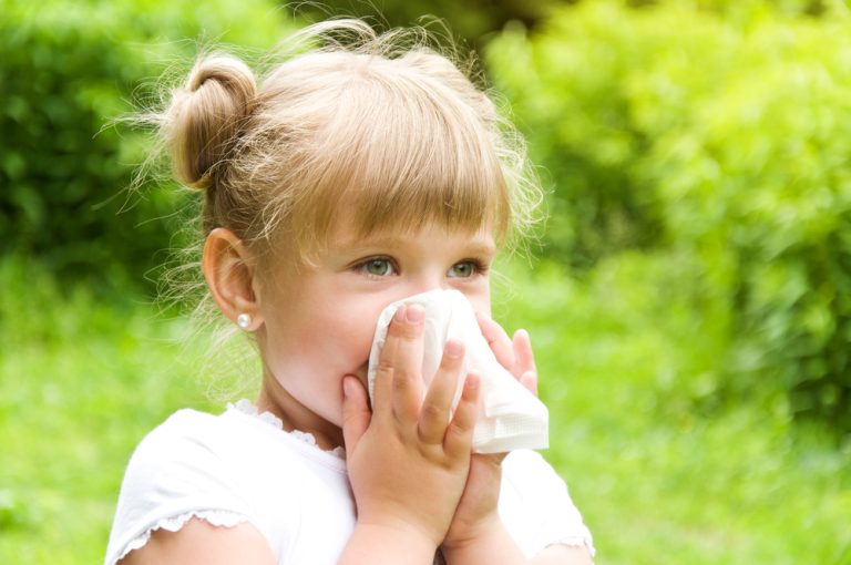 4 metode naturale pentru a-ți ajuta copilul să treacă mai ușor peste alergii