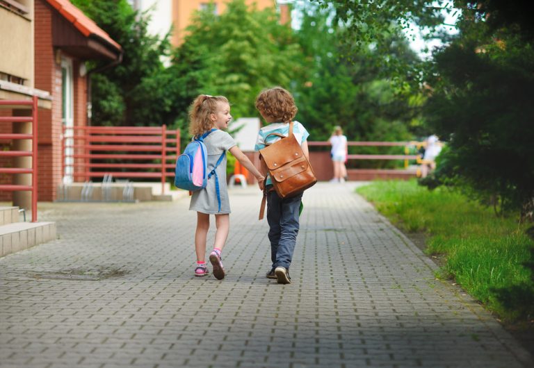 5 criterii importante pentru alegerea ghiozdanului potrivit nevoilor copilului tău