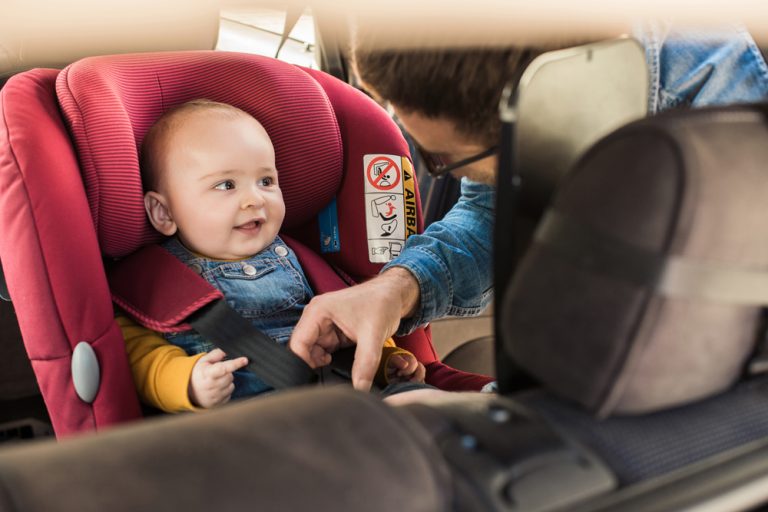 De ce este atât de importantă utilizarea unui scaun auto pentru bebeluși