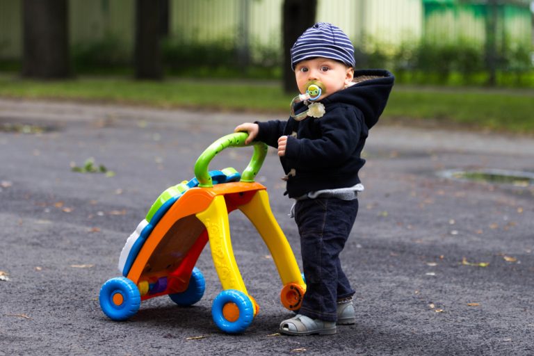 Avantaje și dezavantaje în alegea unui antemergător pentru bebelușul tău