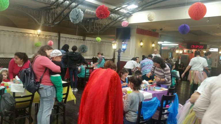 La Atelierul “Mâinile prind culoare”, copiii s-au jucat de-a micii pictori
