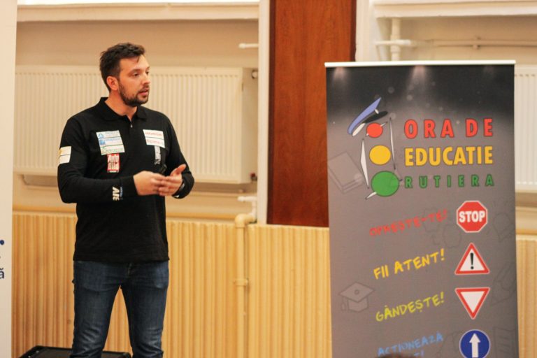 Elevii de clasele a XI-a și a XII-a din 10 licee din București participă la “Ora de Educație Rutieră la Liceu”