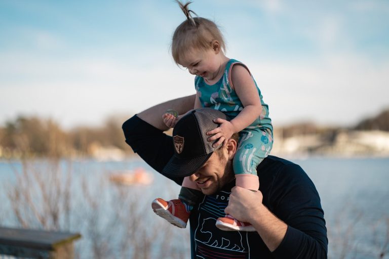 Cum să crești un bebe fericit fără să fii multimilionar