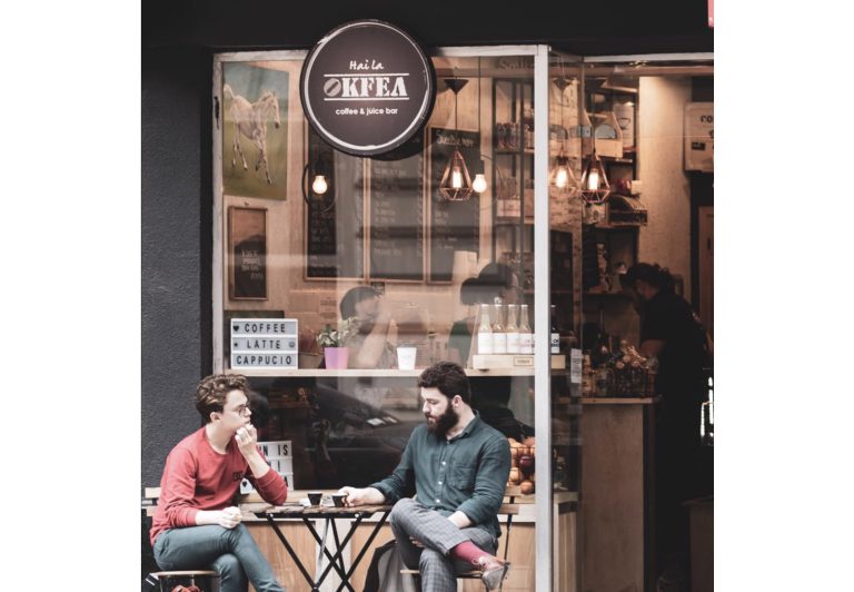 Lanțul de cafenele Okfea lansează “Okfea cu flori” și conceptul de fix pricing pentru cocktailuri after-work