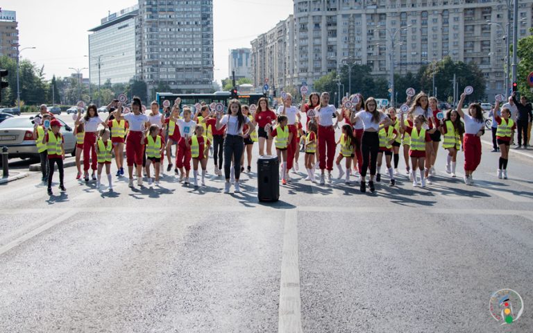 Flash mob cu 40 de copii pe trecerea pentru pietoni la începerea anului școlar