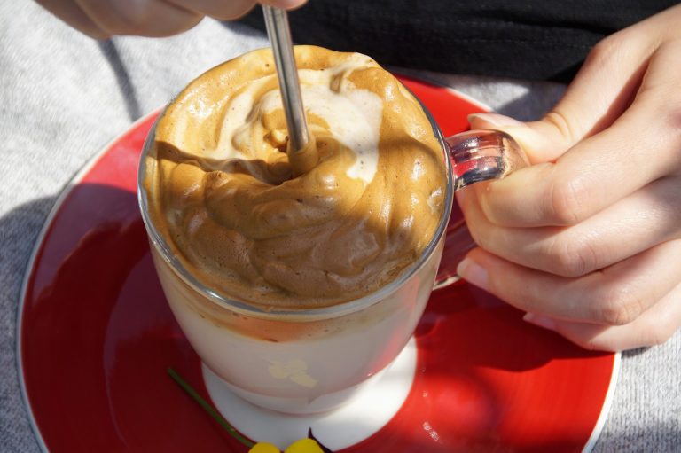Cafeaua DALGONA: rețeta care a cucerit rețelele de socializare