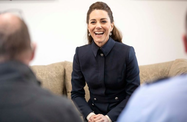 Motivul pentru care ducesele Meghan şi Catherine poartă cercei ieftini