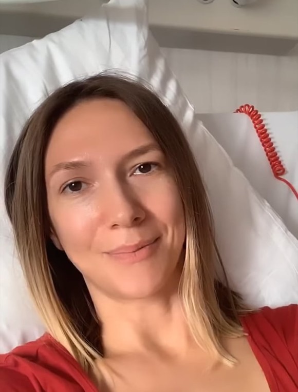 Adela Popescu, de pe patul de spital: „Durerile sunt insuportabile” – FOTO