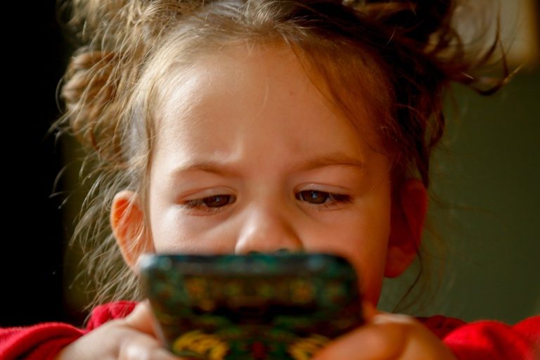 De la ce vârstă intră copiii în contact cu un smartphone? Care sunt cele mai accesate aplicaţii?