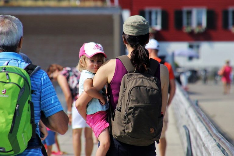 Atenție, mămici! Locuitorii unui oraș mare din România primesc bani pentru plata BONELOR