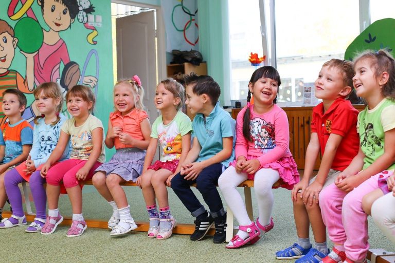Luni se redeschid grădiniţele şi a afterschool-urile private. Ce reguli trebuie respectate