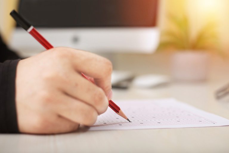 Elevii cu temperatură vor fi testaţi de 4 ori, pentru a putea intra în examen