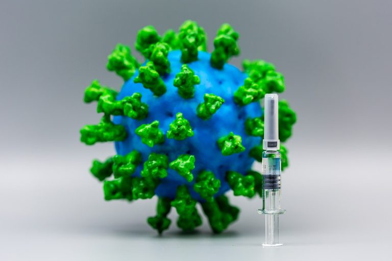 Vaccinul împotriva COVID-19 are şanse mari să nu funcţioneze la vârstnici