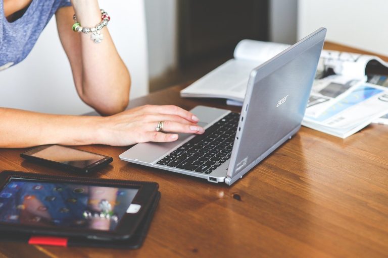 Femeile în lumea digitală. Tehnologia, o cale de comunicare cu cei dragi