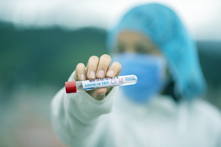 Cercetătorii români lucrează la un test de diagnostic COVID pentru acasă