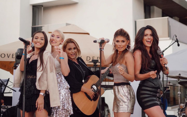 Două influenceriţe (Ioana Grama și Sânziana Negru) au şters imaginile cu Andreea Esca la petrecerea de la mare – FOTO&VIDEO